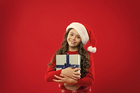 圣诞礼物。2019年新年快乐。童年。寒假快乐。小女孩。新年晚会。圣诞老人小子。圣诞购物。戴圣诞老人红帽子的小女孩
