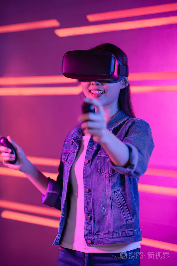 亚洲女孩戴vr眼镜