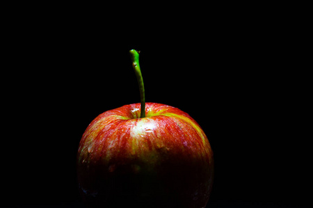 苹果特写在黑色背景下,低调的灯光照片