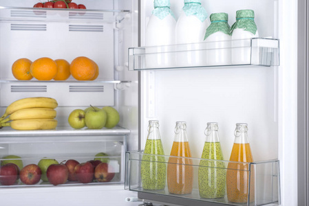 打开冰箱装满新鲜水果和蔬菜