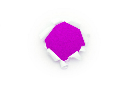 白纸上的一个圆孔，边缘被撕破，隔离在白色背景上，内有亮紫色的纸张背景。好的纸张质感。
