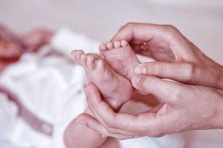 新生儿的脚放在女性手上特写。