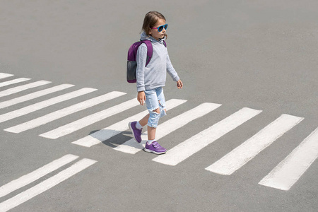 女学生在上学的路上过马路