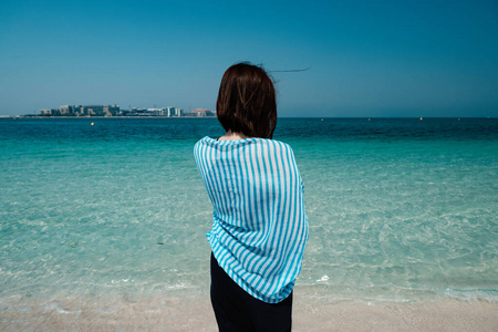 的苗条女性在海边的美丽背影,妇女的背影棚拍身穿旗袍的年轻女人