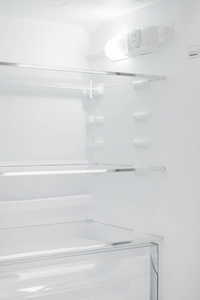冰箱隔离在白色背景上。现代厨房