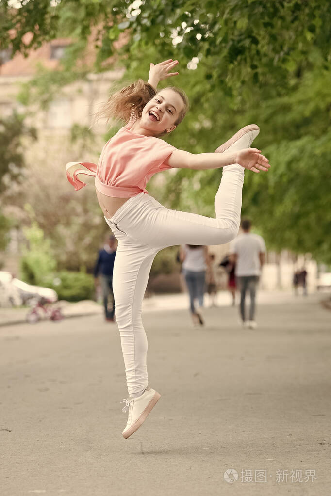 我在地板上跳舞跳舞的女孩可爱的舞者在城市街道上自由的感觉小孩子