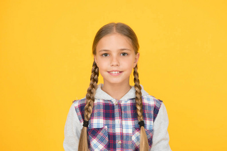 长辫子的小女孩图片