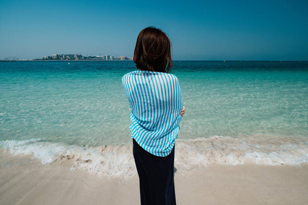 少女背影迪拜女人在海上漫步的背影照片