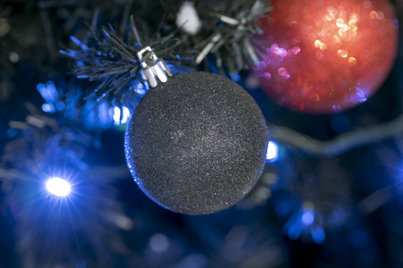 闪闪发光的圣诞装饰挂在树上，闪闪发光