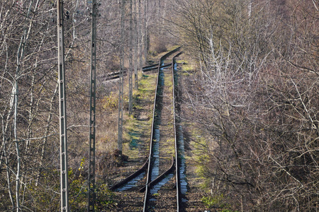 废弃的铁轨长长的空旷的铁路,一直延伸到地平线,在阳光明媚的秋春季节