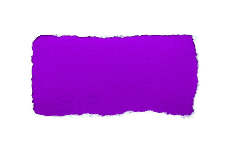 白纸上的一个洞，有撕裂的边缘，隔离在白色背景上，内有亮紫色的纸背景。好的锋利的纸张纹理。