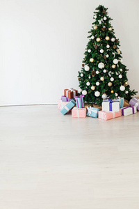 圣诞装饰房屋内部圣诞树以新年礼物为背景