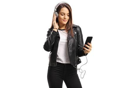 年轻女性用耳机听音乐插入