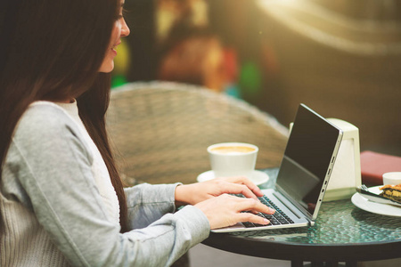 用的是笔记本电脑的商人一位女性上班族在繁忙的工作日后在咖啡厅放松