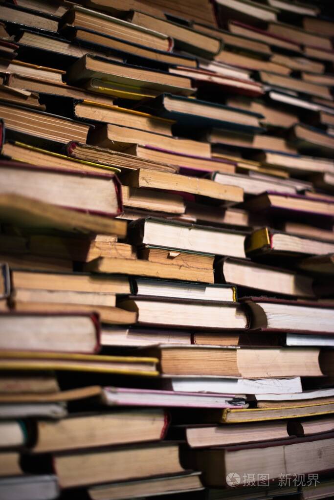 满是书的图书馆.阅读.大量不同体裁和大小的书.学习和教育.知识.