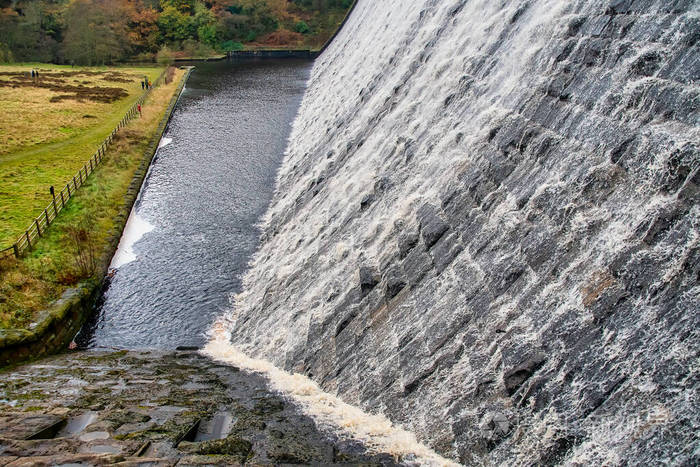 德温特大坝和水库溢流视图