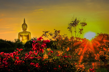 大金佛像在泰国安通省的Wat Muang
