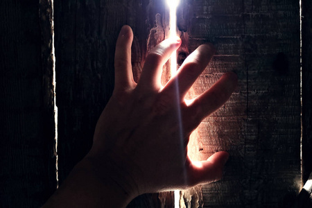 害怕锁一个被锁在黑暗房间里的男人的手.绑架照片