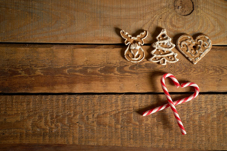 木制桌子上放着姜饼饼干和圣诞糖果