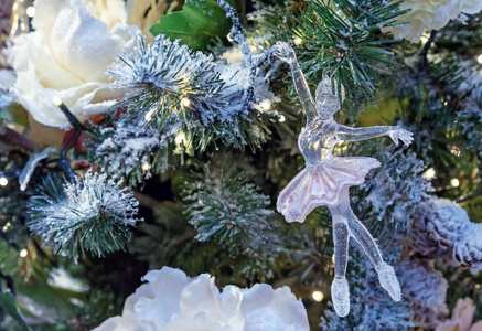 圣诞树上跳舞的芭蕾舞演员的玻璃雕像.照片