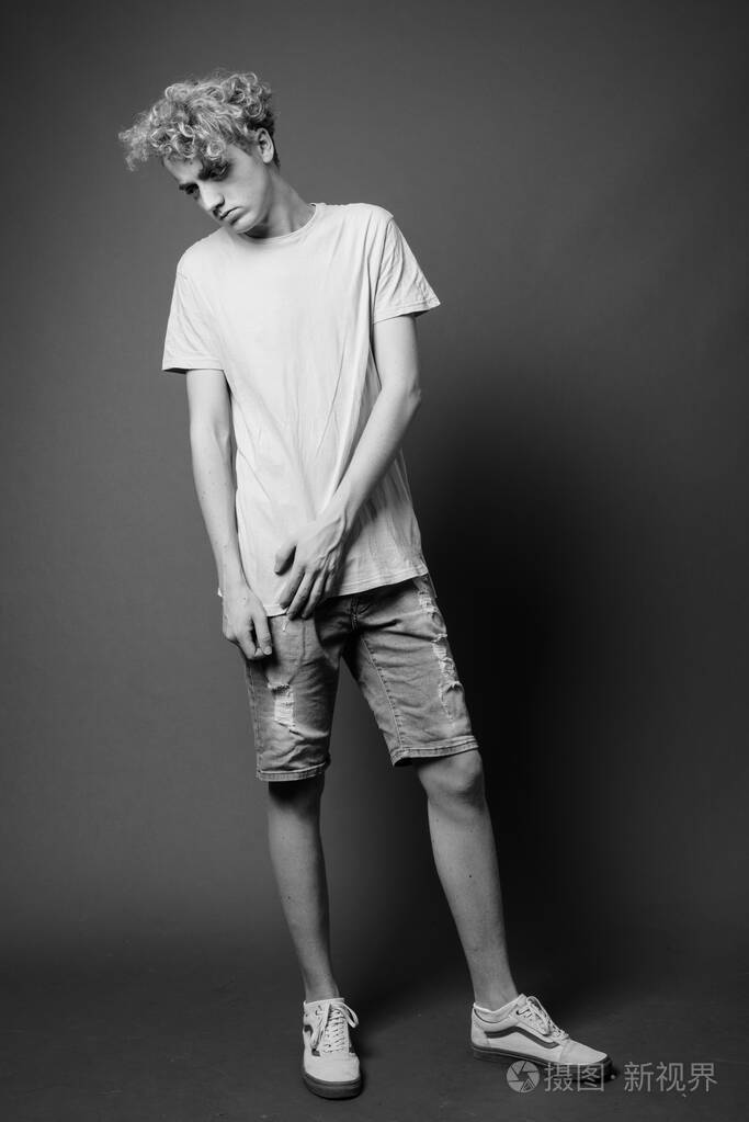瘦骨嶙峋的年轻人卷发黑白相间