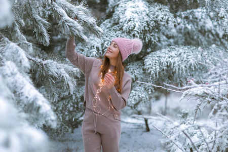 冬天的女人在树林里的雪地里