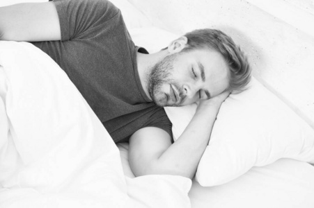 男人帅哥睡觉.每晚要有足够的睡眠.留着胡子的男人睡着脸放松.