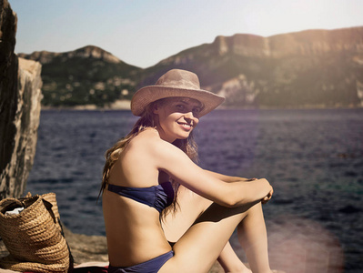 海滩 法国 美女 信心 环境 乐趣 阳光 比基尼 假期 摆姿势