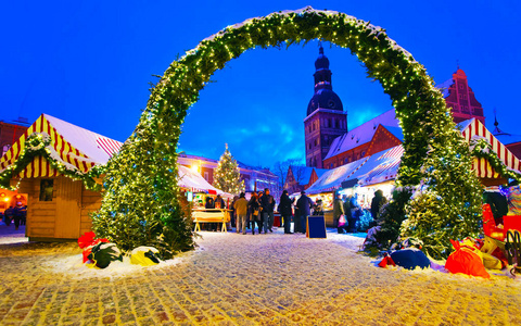 里加反射圣诞市场的美丽入口