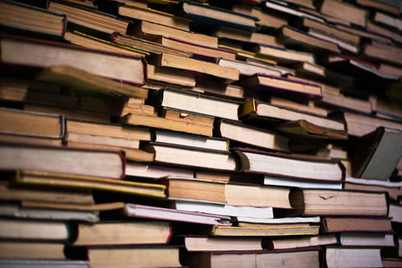 满是书的图书馆.阅读.大量不同体裁和大小的书.学习和教育.知识.照片