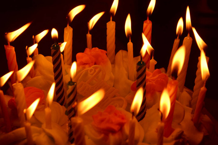 糕点火的照片生日蜡烛蛋糕.上面有俄文的铭文-生日快乐.照片图像.照片