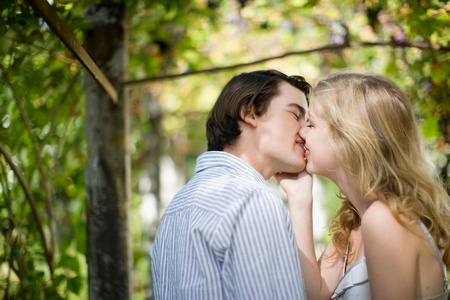 团结 浪漫 女人 花园 女朋友 感情 自然 接吻 享受 丈夫