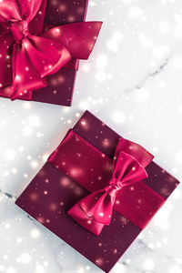 冬季节日礼物樱桃丝蝴蝶结和发光的雪在法国