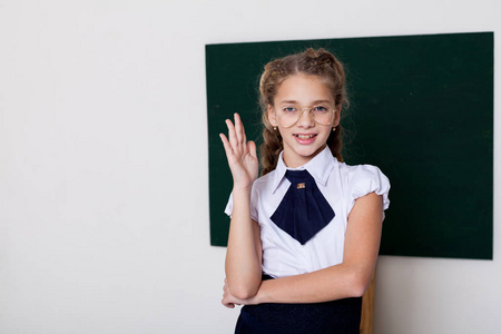 女生学校的书房立在教室的绿板上