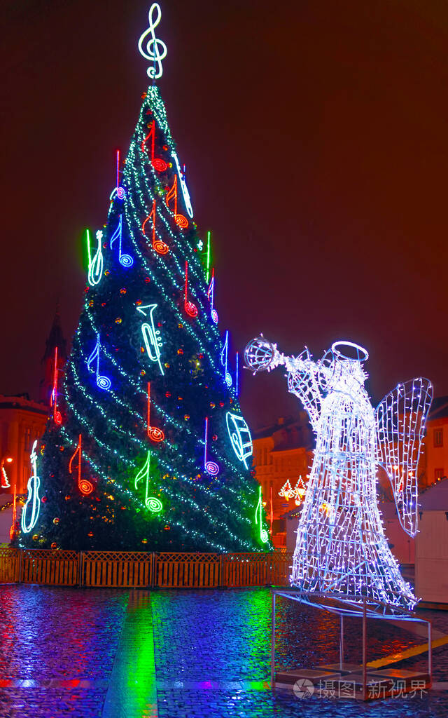 无雪市政厅广场上的圣诞气氛反射