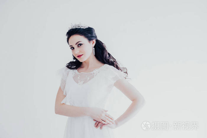 戴着皇冠的白衣公主新娘