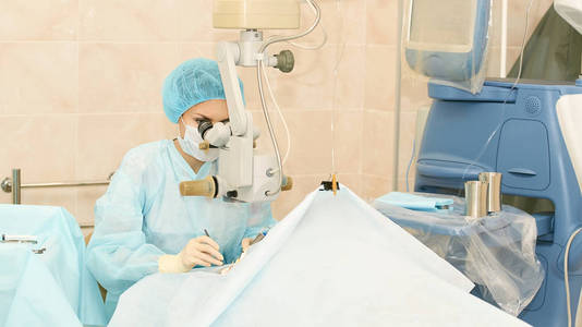 眼科激光显微镜手术.门诊医生.病人的眼睛治疗.