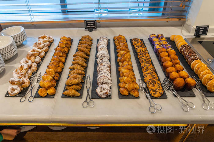 自助餐餐厅布置精美的各式美味糕点