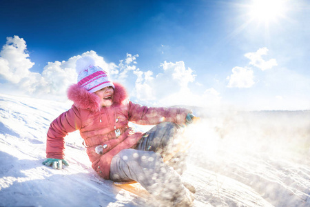 晴朗的冬日，快乐的女孩在户外滑雪