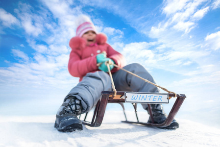 晴朗的冬日，快乐的女孩在户外滑雪