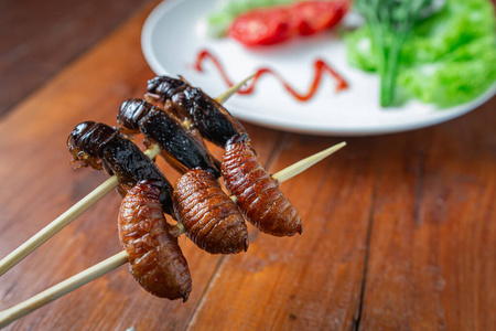 油炸虫子,串在串里的昆虫食物.特写,选择性聚焦.照片