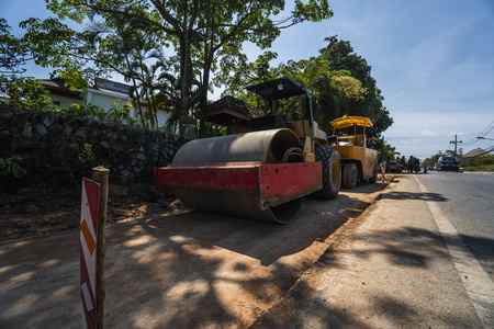 两个压路机在新的道路施工现场工作。在公路上工作的重型机械。施工设备。道路压实。