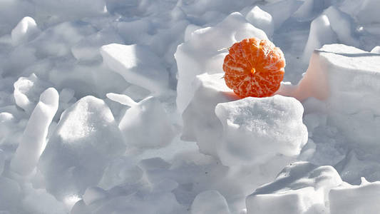 雪花间的橘子