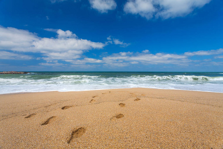 海边沙滩上的脚印图片