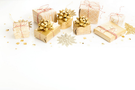 白色桌面上的礼品盒和星星五彩纸屑。生日圣诞节或婚礼用平铺作品。