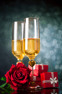 香槟酒杯背景漂亮。情人节。带复制空间的背景。选择性聚焦。垂直的。