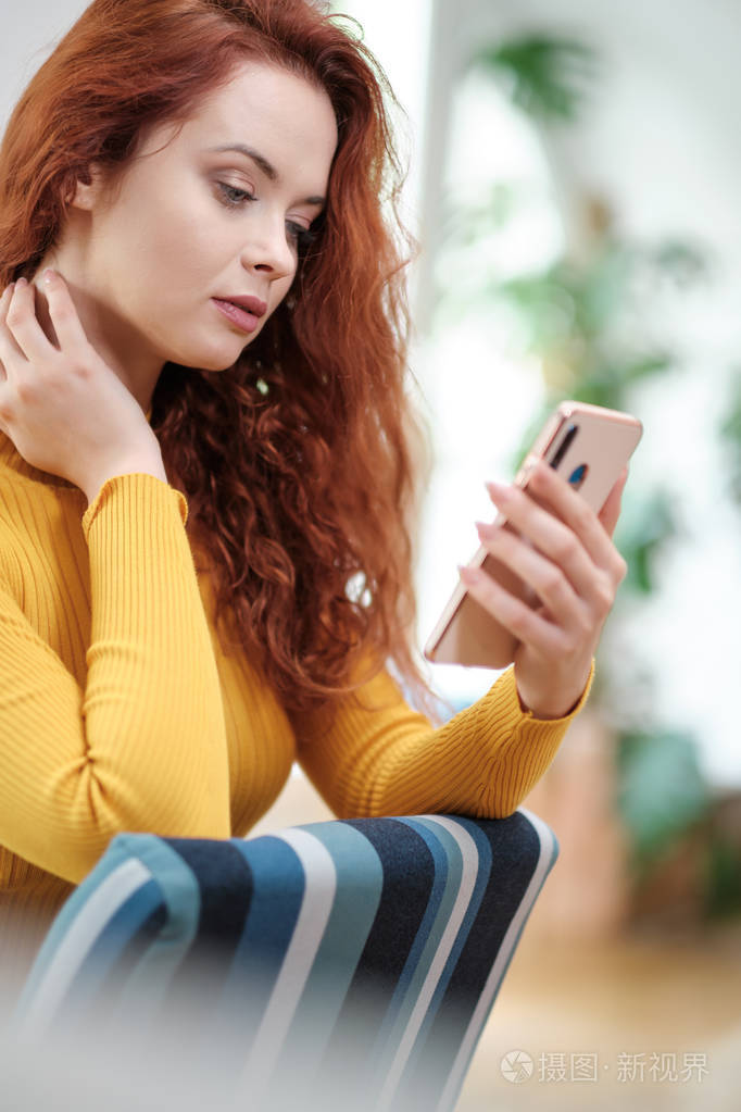 看社交媒体直播的女孩