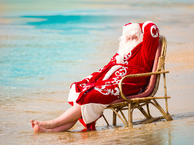 圣诞老人在海边旅行