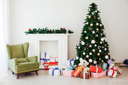圣诞树和礼物装饰新年假期冬季室内