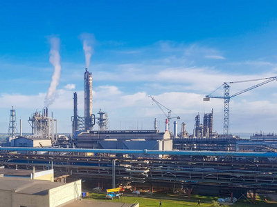 石油化工厂的设备.污染自然的植物.空气中的蒸汽.有害化学照片